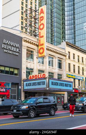 Harlem, Manhattan, New York, New York, États-Unis.4 novembre 2021.La vie noire est importante sur le chapiteau de l'Apollo Theatre à Harlem. Banque D'Images