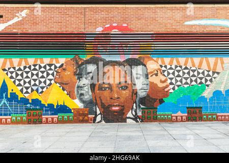 Harlem, Manhattan, New York, New York, États-Unis.4 novembre 2021.La fresque « How Do I See Me » de CAW Kids à Adam Clayton Powell Jr. State Office Bui Banque D'Images