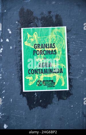 CABA, Buenos Aires, Argentine; 24 septembre 2021: Grève mondiale du climat, affiche de protestation contre l'accord sur les porcs avec la Chine en Argentine.Texte: PIG Far Banque D'Images