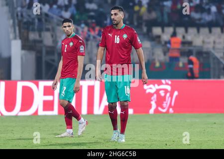 YAOUNDÉ, CAMEROUN - JANVIER 18 : Achraf Hakimi et Aymen Barkok du Maroc lors du match de groupe C de la coupe d'Afrique des Nations 2021 entre le Gabon et le Maroc au Stade Ahmadou Ahidjo le 18 janvier 2022 à Yaoundé, Cameroun.(Photo de SF) Banque D'Images