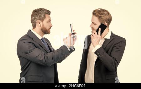 Connectivité constante. Les hommes d'affaires utilisent des smartphones. Communication mobile. Gestion des périphériques mobiles Banque D'Images