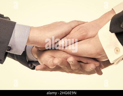 hommes tenant les mains d'aide exprimant le soutien, la confiance Banque D'Images