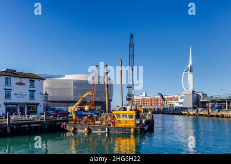 Grue flottante et équipement à Camber Quay, Portsmouth Harbour, Portsmouth, Hampshire, côte sud de l'Angleterre Banque D'Images