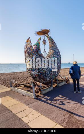 Treadgold Fish Sculpture, une sculpture de déchets de bouteilles en plastique vides sur l'esplanade Eastney, Southsea, Portsmouth, Hampshire, côte sud de l'Angleterre Banque D'Images