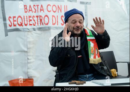 Messina, Italie.18th janvier 2022.Cateno de Luca avec la ceinture mayonnaise vue lors de la manifestation du maire.le maire de Messine (Sicile, Italie), Cateno de Luca, a organisé une manifestation pacifique dans le port de San Francesco (rada) contre la carte sanitaire obligatoire (Super Green Pass) requise pour traverser le détroit de Messine.Crédit : SOPA Images Limited/Alamy Live News Banque D'Images