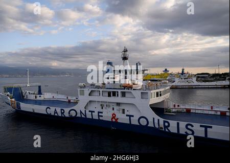 Messina, Italie.18th janvier 2022.Un ferry vide de la compagnie de Caronte vu pendant la manifestation du maire.le maire de Messine (Sicile, Italie), Cateno de Luca, a organisé une manifestation pacifique dans le port de San Francesco (rada) contre le passe sanitaire obligatoire (Super Green Pass) requis pour traverser le détroit de Messine.Crédit : SOPA Images Limited/Alamy Live News Banque D'Images