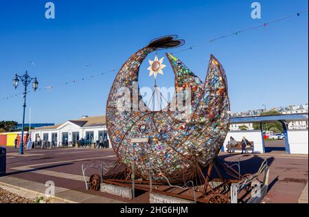 Treadgold Fish Sculpture, une sculpture de déchets de bouteilles en plastique vides sur l'esplanade Eastney, Southsea, Portsmouth, Hampshire, côte sud de l'Angleterre Banque D'Images