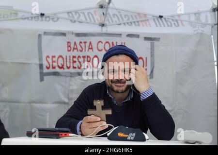 Messina, Italie.18th janvier 2022.Le maire de Luca a observé une croix et souriant pendant la manifestation du maire.le maire de Messine (Sicile, Italie), Cateno de Luca, a organisé une manifestation dans le pacifique à San Francesco Harbour (rada) contre la carte sanitaire obligatoire (Super Green Pass) requise pour traverser le détroit de Messine.Crédit : SOPA Images Limited/Alamy Live News Banque D'Images