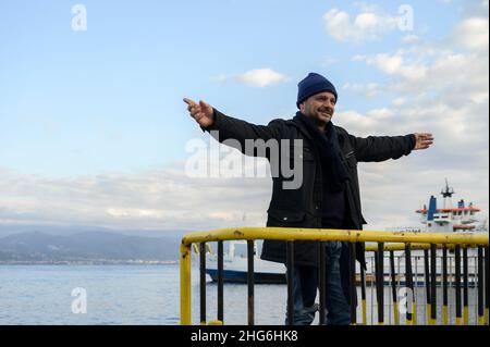 Messina, Italie.18th janvier 2022.De Luca a vu lever les armes lors de la manifestation du maire.le maire de Messine (Sicile, Italie), Cateno de Luca, a organisé une manifestation du pacifique dans le port de San Francesco (rada) contre la carte sanitaire obligatoire (Super Green Pass) nécessaire pour traverser le détroit de Messine.Crédit : SOPA Images Limited/Alamy Live News Banque D'Images