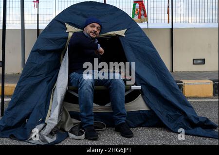 Messina, Italie.18th janvier 2022.De Luca vu assis dans sa tente endormie, pendant la manifestation du maire.le maire de Messine (Sicile, Italie), Cateno de Luca, a organisé une manifestation du pacifique dans le port de San Francesco (rada) contre le passe sanitaire obligatoire (Super Green Pass) requis pour traverser le détroit de Messine.(Photo de Valeria Ferraro/SOPA Images/Sipa USA) crédit: SIPA USA/Alay Live News Banque D'Images