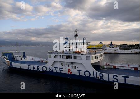 Messina, Italie.18th janvier 2022.Un ferry vide de la compagnie de Caronte vu pendant la manifestation du maire.le maire de Messine (Sicile, Italie), Cateno de Luca, a organisé une manifestation pacifique dans le port de San Francesco (rada) contre le passe sanitaire obligatoire (Super Green Pass) requis pour traverser le détroit de Messine.(Photo de Valeria Ferraro/SOPA Images/Sipa USA) crédit: SIPA USA/Alay Live News Banque D'Images