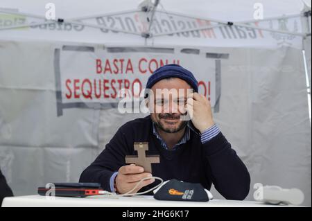 Messina, Italie.18th janvier 2022.Le maire de Luca a observé une croix et souriant pendant la manifestation du maire.le maire de Messine (Sicile, Italie), Cateno de Luca, a organisé une manifestation dans le pacifique à San Francesco Harbour (rada) contre la carte sanitaire obligatoire (Super Green Pass) requise pour traverser le détroit de Messine.(Photo de Valeria Ferraro/SOPA Images/Sipa USA) crédit: SIPA USA/Alay Live News Banque D'Images