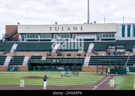 La Nouvelle-Orléans, LA, États-Unis - 15 JANVIER 2022 : se tient sur la première base et des joueurs de baseball s'exerçant au stade Turchin sur le campus de l'université de Tulane Banque D'Images