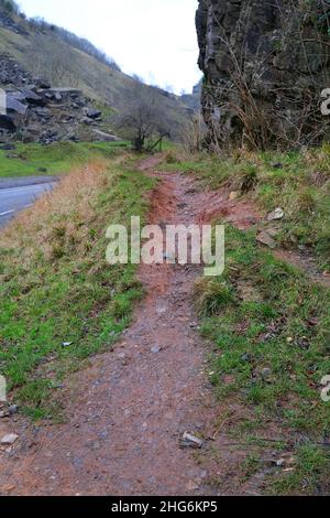 Janvier 2022 - sentier pédestre montrant l'usure sur le côté de la gorge à Cheddar, Somerset, Angleterre, Royaume-Uni. Banque D'Images