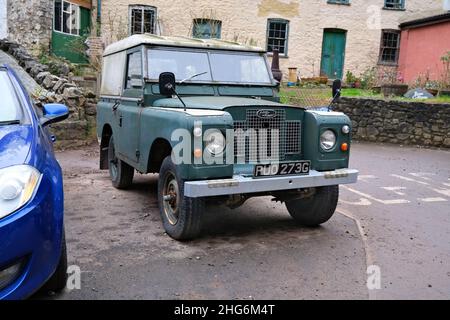 Janvier 2022 - un cheval de travail Land Rover de 54 ans à Cheddar, Somerset, Angleterre, Royaume-Uni. Banque D'Images