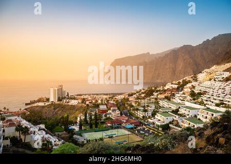 Station balnéaire de Los Gigantes sur Tenerife au coucher du soleil.Formations rocheuses géantes Acantilados de Los Gigantes comme belle destination touristique sur les îles Canaries Banque D'Images