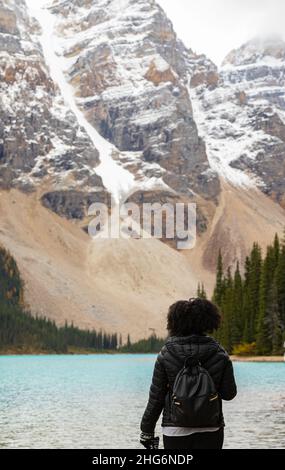 Beau lac de montagne dans la vallée de la nature en hiver.Lac Moraine dans le parc national Banff, Canada.Photo de voyage, personne, mise au point sélective. Banque D'Images