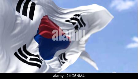 Gros plan détaillé du drapeau national de la Corée du Sud agitant dans le vent par temps clair.Démocratie et politique.Pays d'Asie de l'est.Mise au point sélective. Banque D'Images