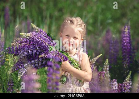 Jolie petite fille avec bouquet de fleurs Banque D'Images