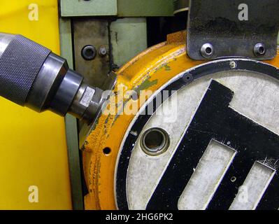 Résumé de machine jaune, noir, blanc avec fond vert et jaune Banque D'Images