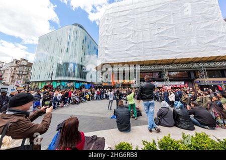 Londres, APR 17 2016 - vue ensoleillée de beaucoup de personnes voyant le spectacle à Leicester Square Banque D'Images