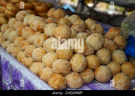 Jiandui ou boules de sésame sont un type de pâte chinoise frite à base de farine de riz gluant. La pâte est enrobée de graines de sésame à l’extérieur. Banque D'Images