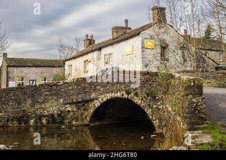 15.01.2022 Malham, North Yorkshire, UK White shop au sommet de l'ancien pont à cheval dans le centre de Malham Banque D'Images