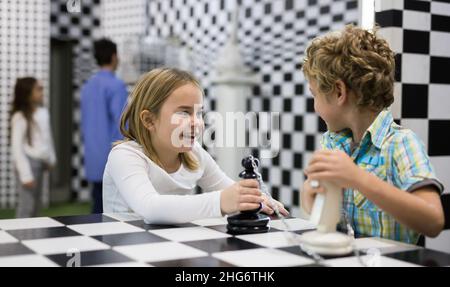 Tween enfants énigmes de solinge dans la salle de quête d'échecs Banque D'Images