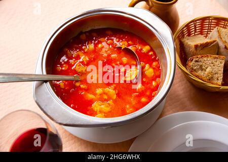 Soupe rouge espagnole pois chiches cuits, poivre et tripe de bœuf Banque D'Images