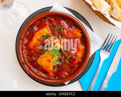 Morue frite avec légumes braisés, plat espagnol Banque D'Images