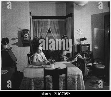 Shelby County, Iowa.Cuisine et salon dans le logement d'une ferme de taille moyenne exploitée par le propriétaire.... Banque D'Images