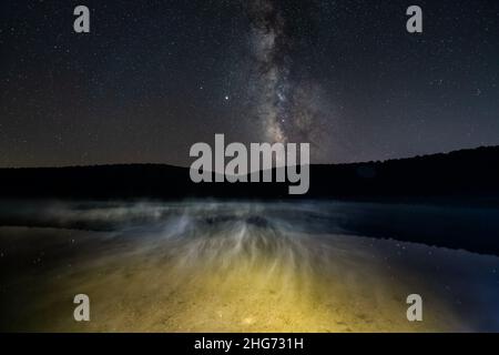 Voie lactée étoiles vue nocturne du ciel des planètes Sirius et Vénus dans Spruce Knob Lake West Virginia avec reflet de la galaxie paysage rayonnante transp jaune Banque D'Images