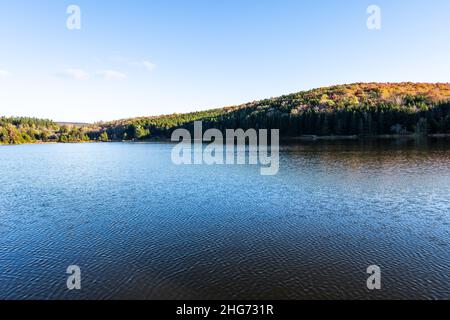 Lac Spruce Knob eau bleue en Virginie-Occidentale montagnes des Appalaches coucher de soleil dans la forêt nationale de Monongahela fin de l'automne saison d'automne réflexion foliaire Banque D'Images