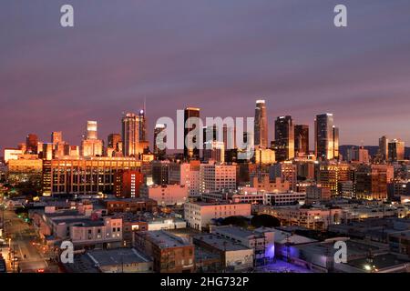 Vue aérienne d'avant l'aube sur les gratte-ciel du centre-ville de Los Angeles avec un lever de soleil coloré approchant Banque D'Images