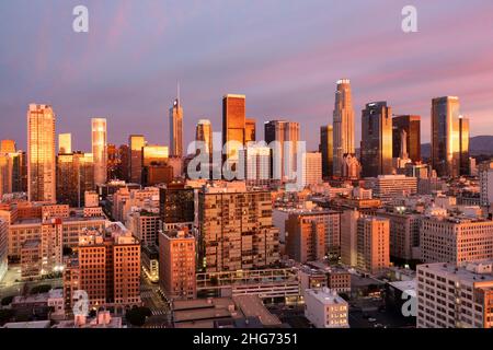Le lever du soleil d'or se reflète dans les gratte-ciel du centre-ville de Los Angeles depuis les airs Banque D'Images