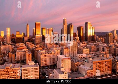 Vue aérienne d'un lever de soleil étonnant reflétant le rose et l'or dans les bâtiments du centre-ville de Los Angeles Banque D'Images