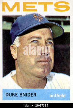 Une carte de base-ball 1964 Topps dépeint le grand duc Snider de Brooklyn Dodger avec sa nouvelle équipe, les mets de New York. Banque D'Images