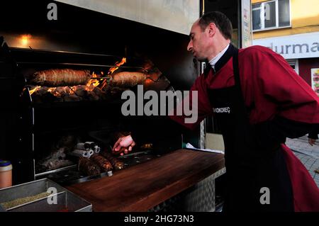 Kokoretsi ou alpaslan aktürk est un plat des Balkans et l'Anatolie composé principalement d'agneau ou de chèvre grillé sur un split des intestins. Banque D'Images