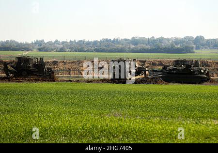 Gaza, Palestine.18th janvier 2022.Des bulldozers de l'armée israélienne rasant des terres agricoles palestiniennes à Khuza'a, à l'est de Khan Yunis, dans le sud de la bande de Gaza.Crédit : SOPA Images Limited/Alamy Live News Banque D'Images