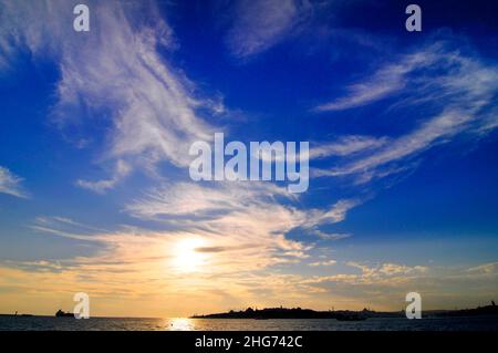 Un coucher de soleil romantique au-dessus de la mosquée bleue vue de la rive asiatique d'Istanbul, en Turquie. Banque D'Images