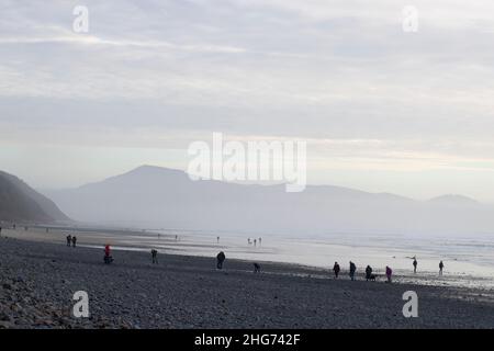 La plage d'Oceanside, en Oregon, est recouverte de roches lavées à terre le dimanche 16 janvier 2022, après que l'éruption volcanique des Tonga ait déclenché des menaces de tsunami. Banque D'Images