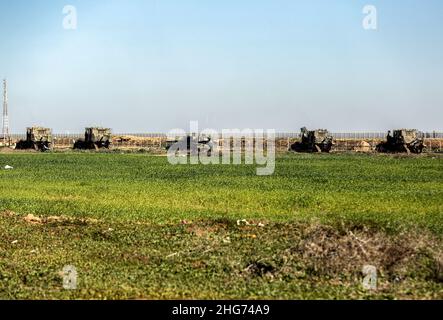 Gaza, Palestine.18th janvier 2022.Des véhicules militaires israéliens sont vus se déplacer à l'intérieur des territoires palestiniens sur la bande frontalière de la ville de Khuza'a, à l'est de Khan Yunis, dans le sud de la bande de Gaza.(Photo de Yousef Masoud/SOPA Images/Sipa USA) crédit: SIPA USA/Alay Live News Banque D'Images