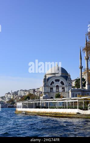 Mosquée Dolmabahçe près du détroit du Bosphore à Beyogiu / Besiktas, Istanbul, Turquie. Banque D'Images