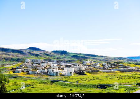 Vue panoramique de la ville de banlieue quartier résidentiel à Reykjavik, Islande, Grafarvogur bâtiments modernes architecture en été lupin fleurs sauvages Banque D'Images