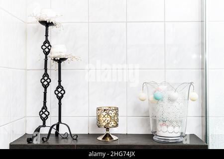 Salle de bain blanc carrelage mur intérieur clair lumière naturelle design et bougie objet décoration candelabre moderne contemporain sur étagère tabl Banque D'Images