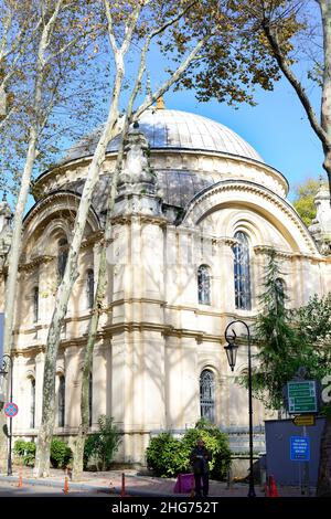 Mosquée Dolmabahçe près du détroit du Bosphore à Beyogiu / Besiktas, Istanbul, Turquie. Banque D'Images