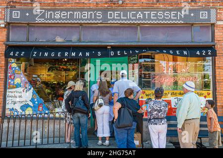 Michigan Ann Arbor Kerrytown quartier historique du marché, Zingerman's Delicatessen entrée, files d'attente files d'attente populaire, restaurants d Banque D'Images