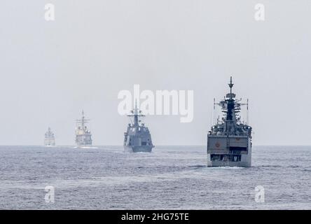 Des navires de la Marine indienne, de la Force d'autodéfense maritime du Japon et de la Marine américaine se forment dans le cadre d'un exercice d'armes à feu réelles dans le cadre de Malabar 2015. Banque D'Images