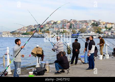 Des hommes turcs pêchent depuis la promenade du bord de mer de la côte d'Uskudar, le long du détroit du Bosphore, dans le côté asiatique d'Istanbul, en Turquie. Banque D'Images