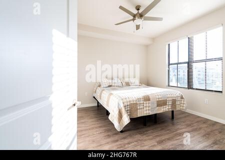 Chambre à coucher intérieur personne avec porte ouverte dans nouveau moderne maison d'appartement de luxe avec fenêtre lumière naturelle lumineuse parquet stratifié et cei Banque D'Images